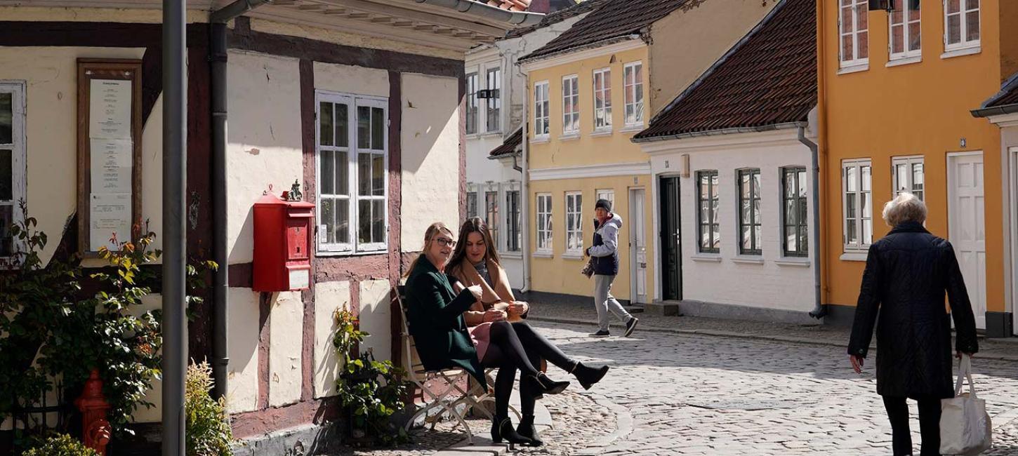 Julie og Emra på bænken i H.C. Andersen Kvarteret