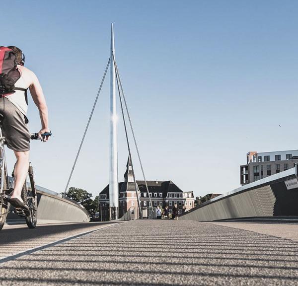 Fahrradfahrer auf der Stadtbrücke