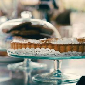 Kuchen auf Glas-Kuchenständern